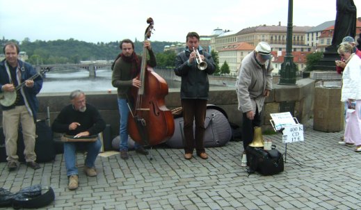 Uliczny koncert na praskim moście